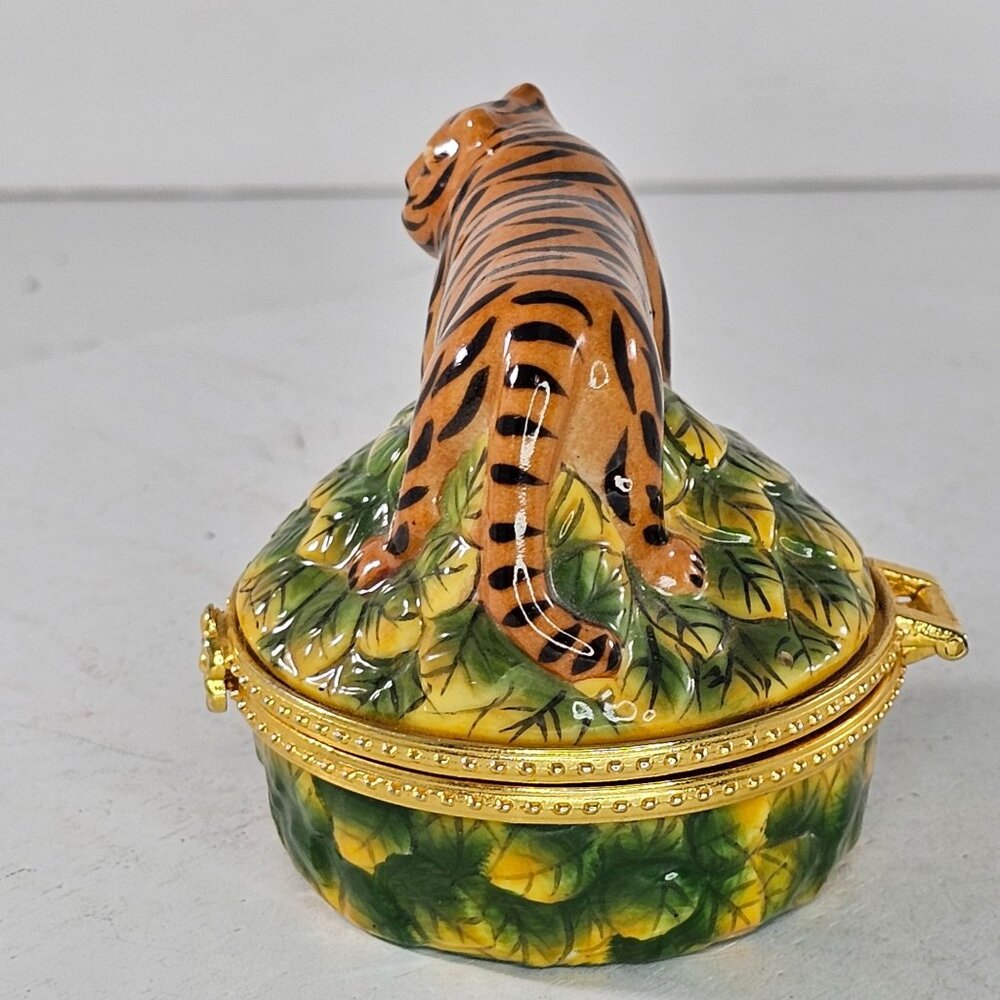 Vintage CBK Ceramic Tiger Hinged Trinket Box Wild Animal Critter On Leaves - Picture 5 of 8